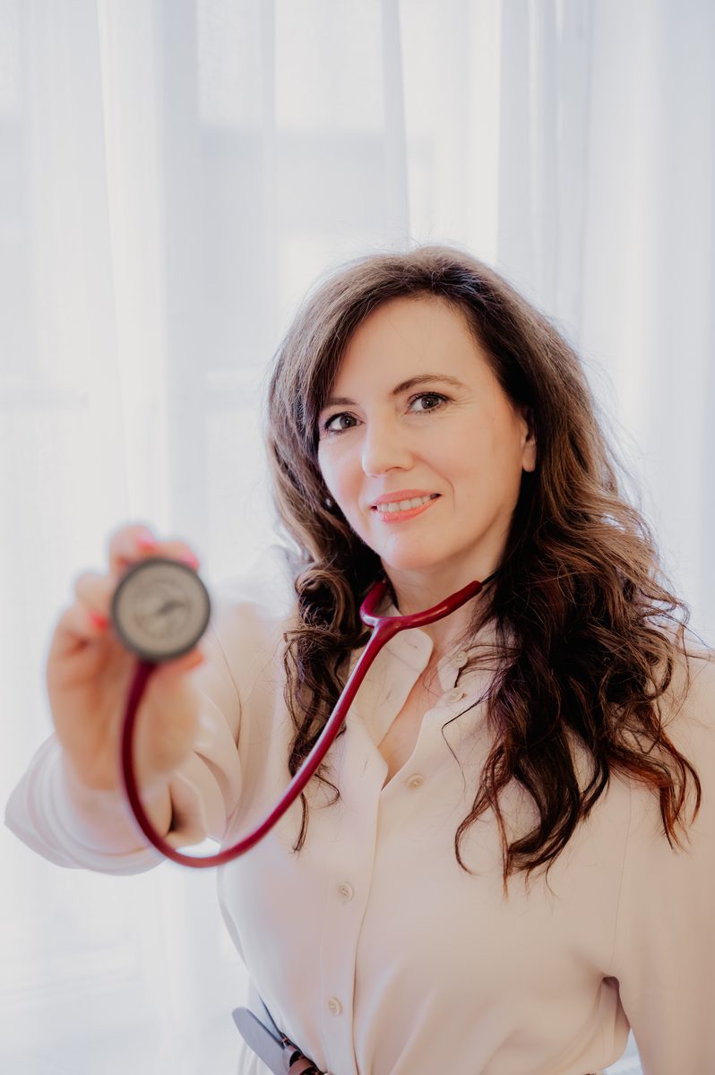 Dr. Diana Asslaber mit Stethoskop